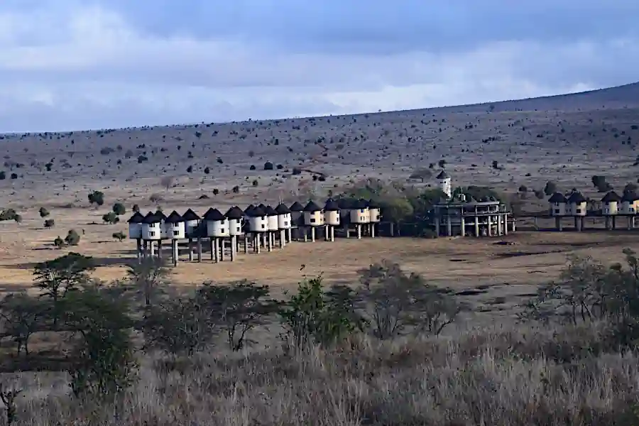Panorama della riserva Taita Hills con le caratteristiche strutture circolari rialzate del Salt Lick Safari Lodge immerse nella savana del Kenya.