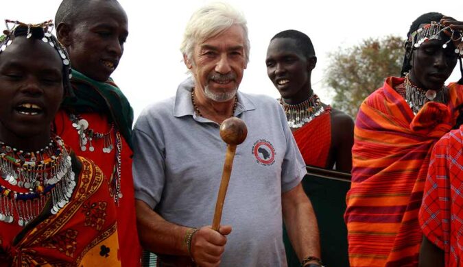 un nostro cliente con iguerrieri Maasai in abiti tradizionali rossi