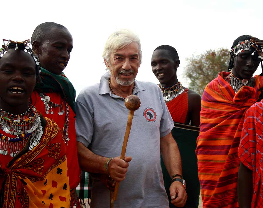 un nostro cliente con iguerrieri Maasai in abiti tradizionali rossi