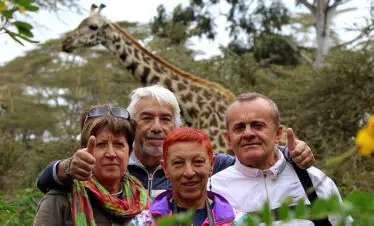 Turisti in cammino tra zebre e giraffe al Lago Naivasha durante l'Expedition Kenya Safari