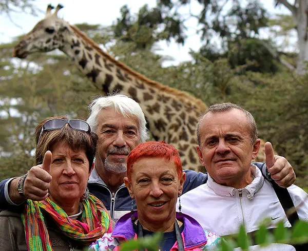 Turisti in cammino tra zebre e giraffe al Lago Naivasha durante l'Expedition Kenya Safari