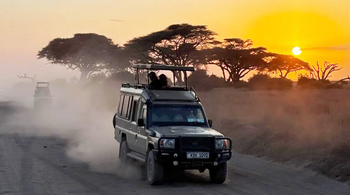 Fuoristrada 4x4 omologato Wilderness 360 con dotazioni di sicurezza e radiocomunicazione