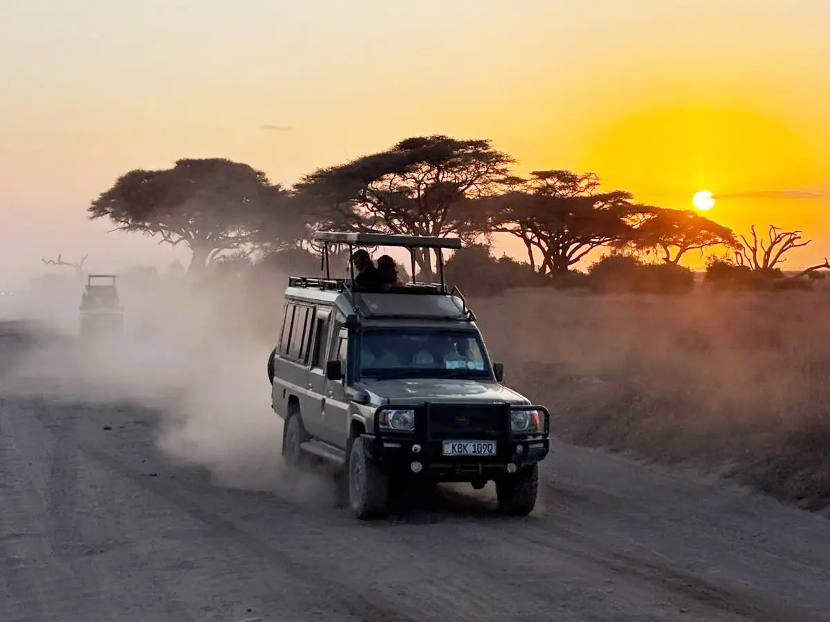 Fuoristrada 4x4 omologato Wilderness 360 con dotazioni di sicurezza e radiocomunicazione