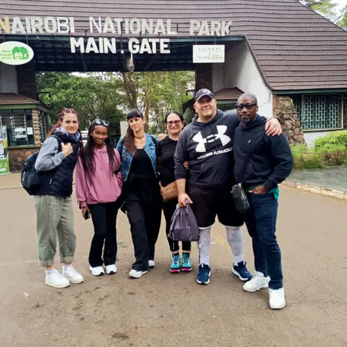 Nairobi Safari nel Nairobi National Park gate con morris e un gruppo di turisti