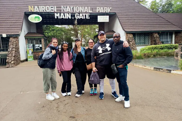 Nairobi Safari nel Nairobi National Park gate con morris e un gruppo di turisti